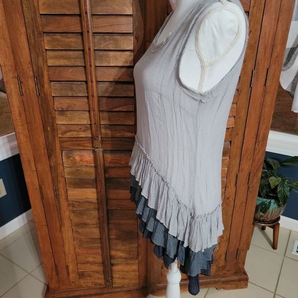 Alter'd State sleeveless Blouse grey blue ruffle bottom high low size medium - Picture 3 of 6